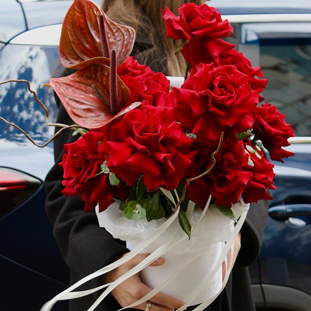 Композиции из цветов: цилиндр с розой wow