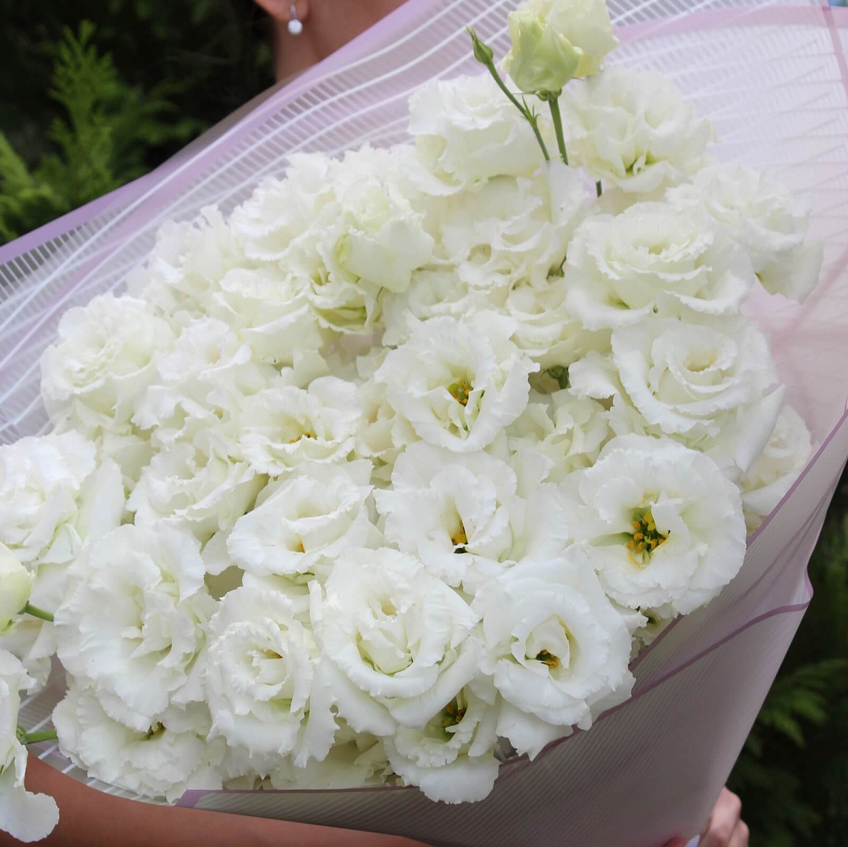 15 белых эустом в нежном оформлении