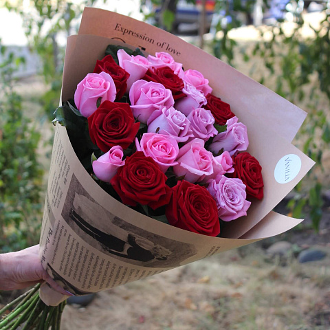 Букеты из 21 розы: Микс из 21 розы 50 см в крафте