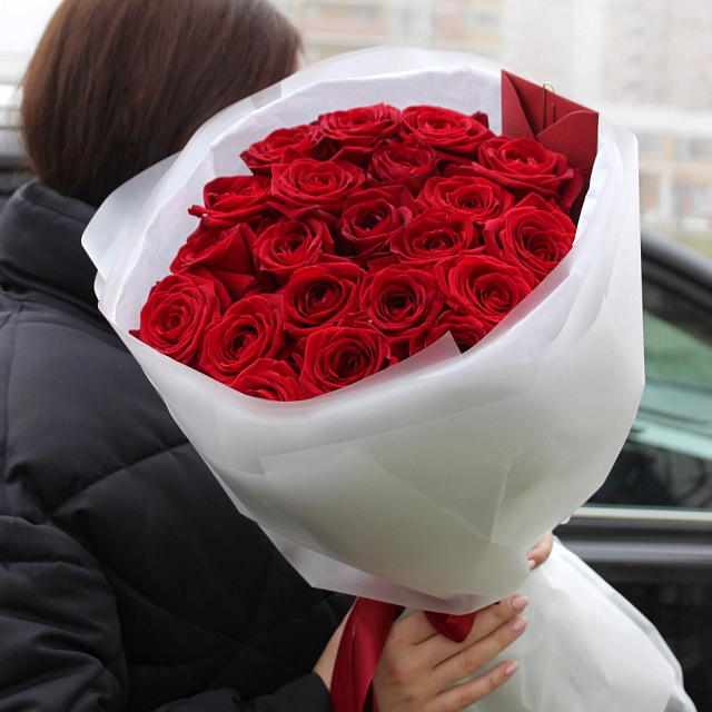 21 роза Ред Наоми в нежном оформлении - изображение 2