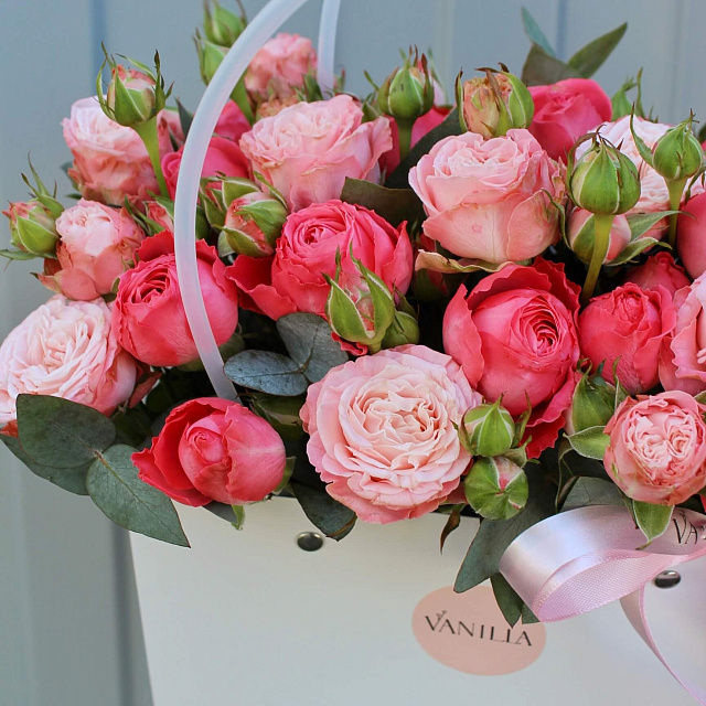 Цветы на праздник: Сумочка с розами микс