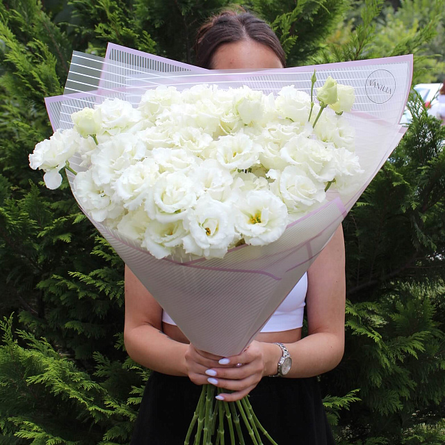 Цветы: 15 белых эустом в нежном оформлении