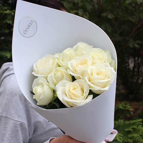 Букеты белых роз: Букет из 9 роз Аваланж 60 см
