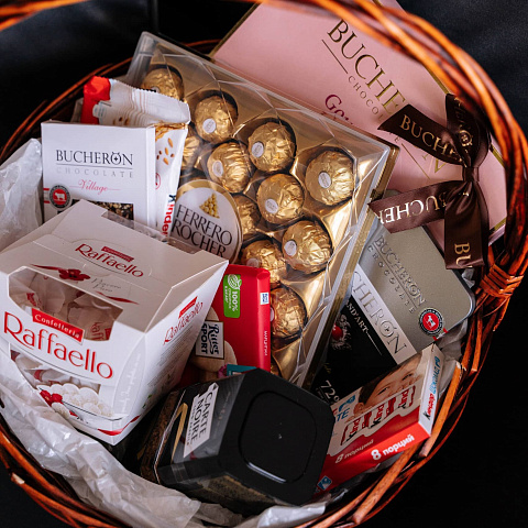 Подарочные корзины: Подарочная корзина со сладостями VIP
