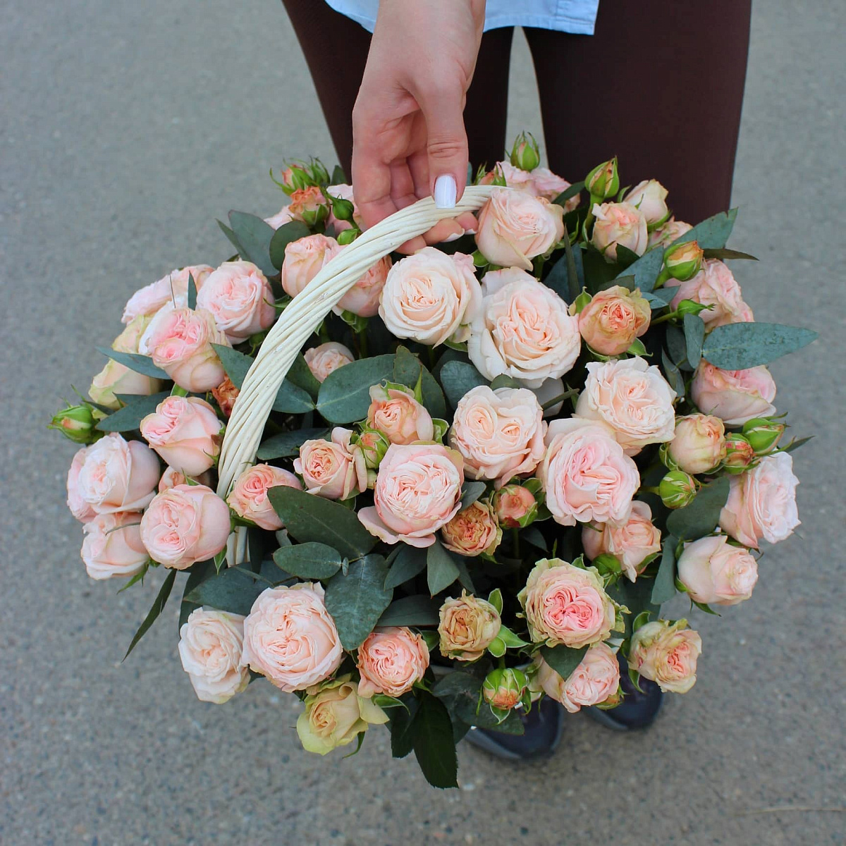 Корзина с кустовой розой "Cream"