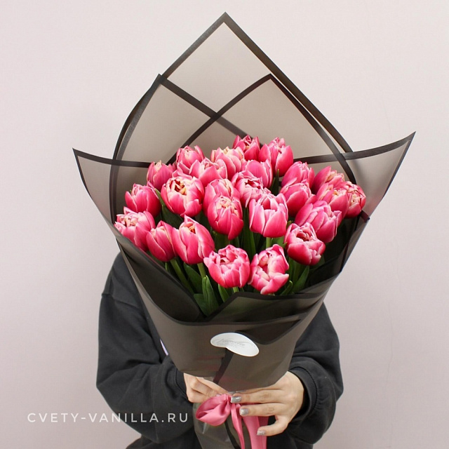 25 ярких тюльпанов в черном оформлении