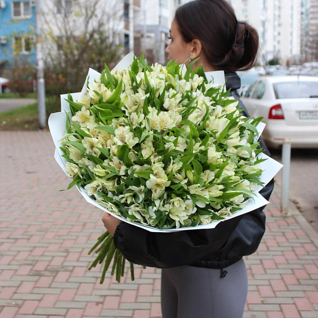 Букет из белой альстромерии в нежном оформлении - изображение 2