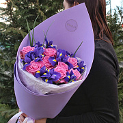 Букет микс из ирисов и роз Аква