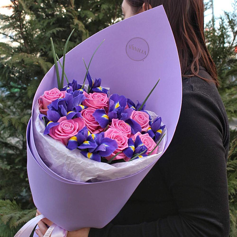 Букет микс из ирисов и роз Аква - изображение 2