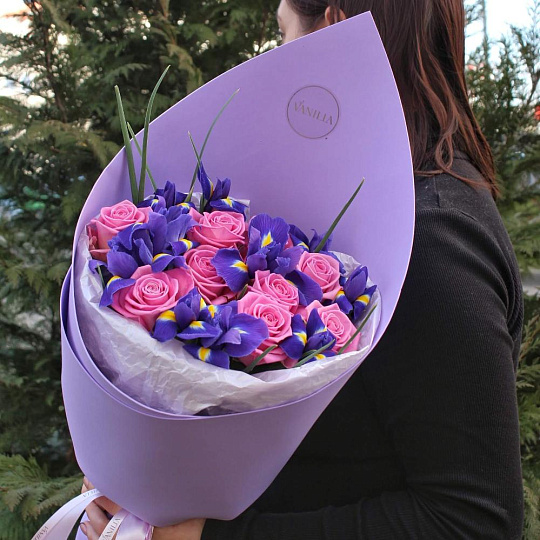 Букет микс из ирисов и роз Аква - изображение 2