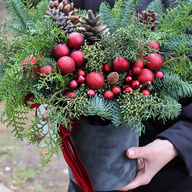 Цветы на праздник: Композиция из нобилиса "Яркий Новый год"