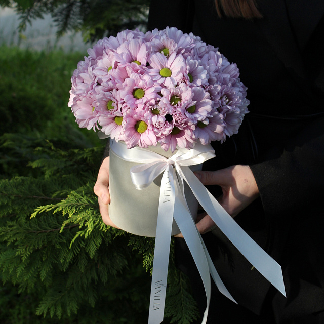 Цветы на праздник: Цилиндр с нежной хризантемой