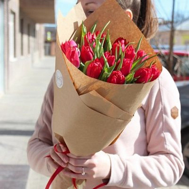 Букет из 15 пионовидных тюльпанов в крафте - изображение 2