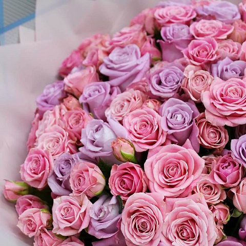 Букеты  девушке : Кустовые розы и роза Maritim