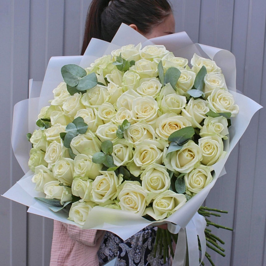 55 роз с эвкалиптом