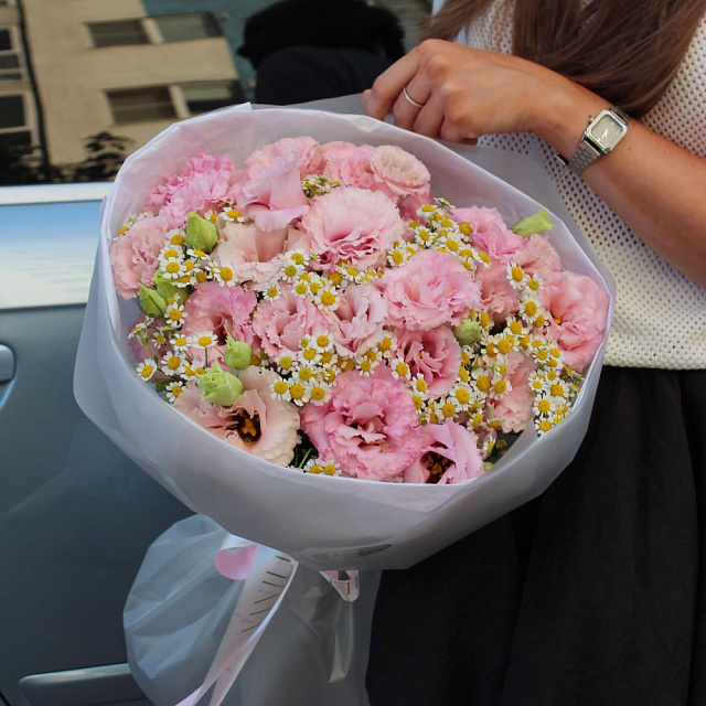 Букет микс из эустомы и ромашек - изображение 2