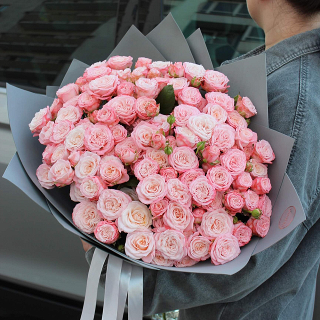 Кустовые пионовидные розы Бомбастик 29 шт в оформлении - изображение 2