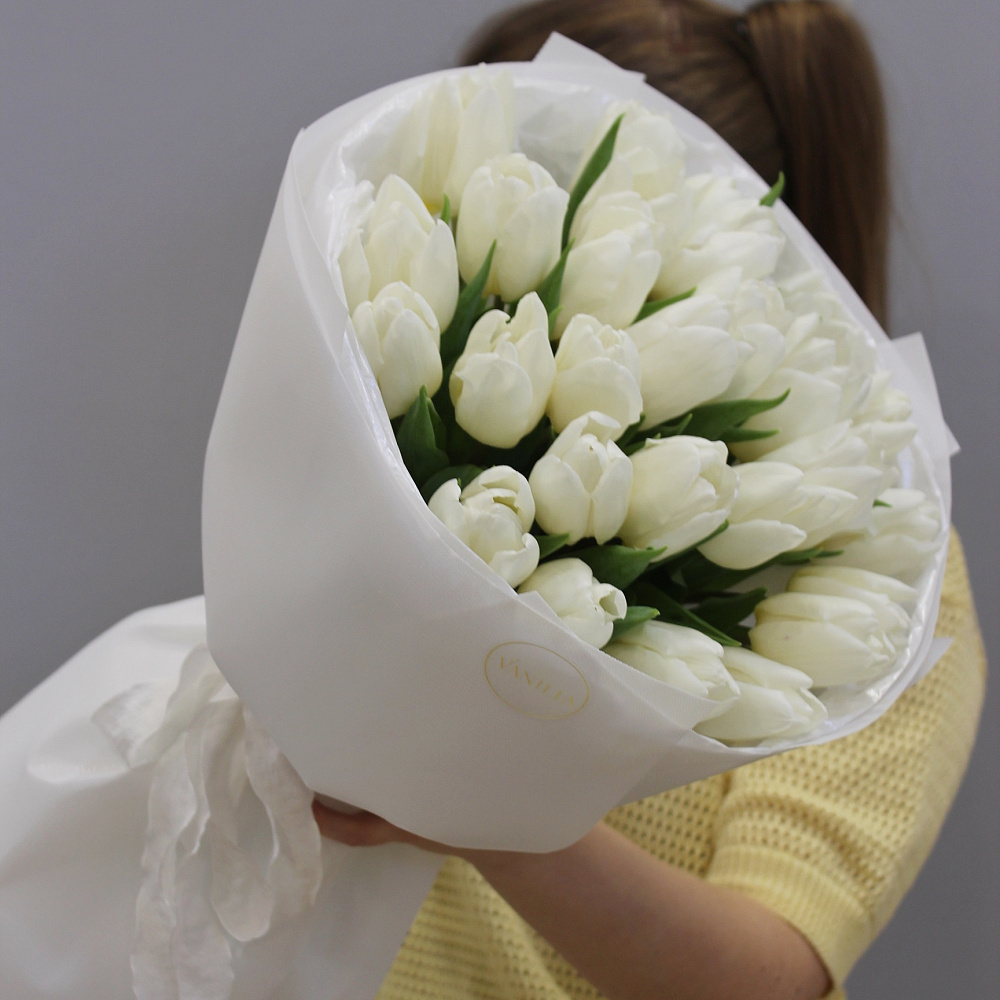 27 белых тюльпанов