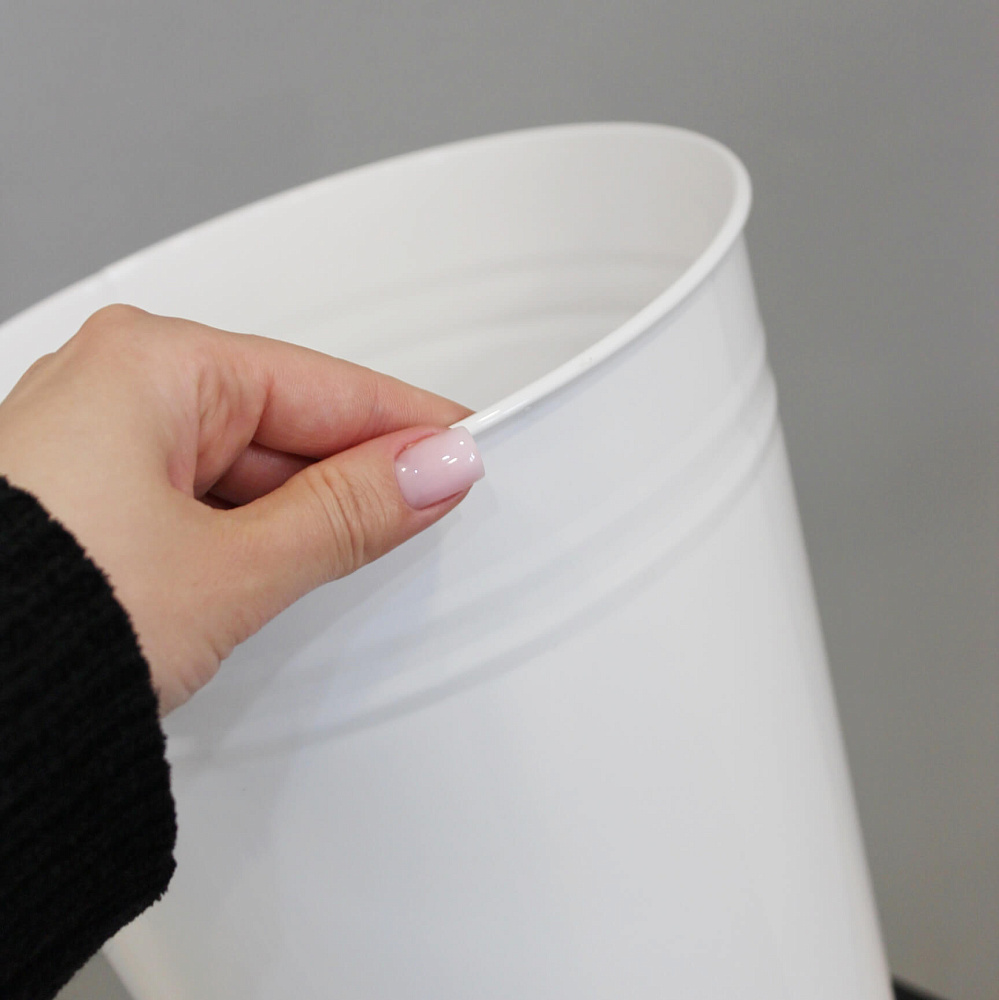 Белый железный вазон