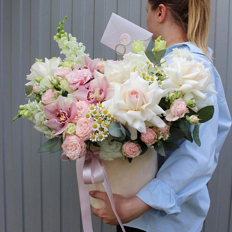 розы Шляпная коробка с орхидеями и розами - изображение 2