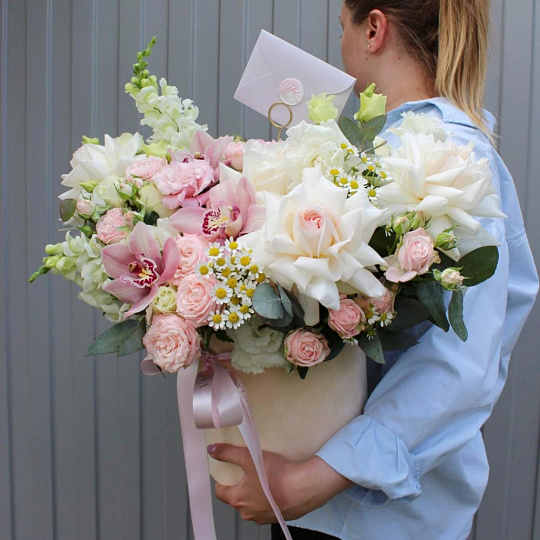 розы Шляпная коробка с орхидеями и розами - изображение 2