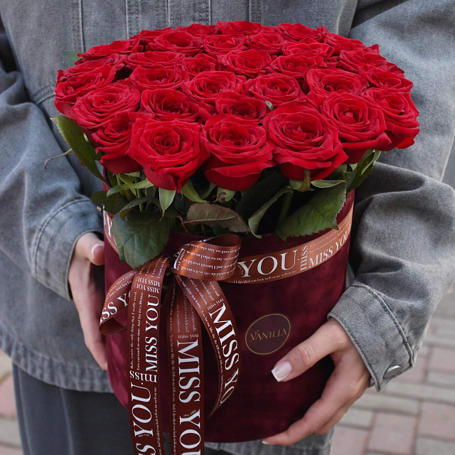 Букет цветов мужчине : 31 роза в шляпной коробке