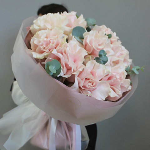 Нежный букет из 9 роз с эвкалиптом - изображение 2