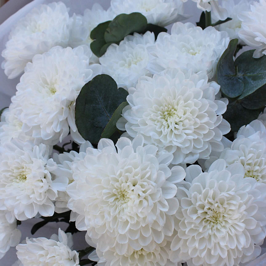 Букет из хризантем и эвкалипта