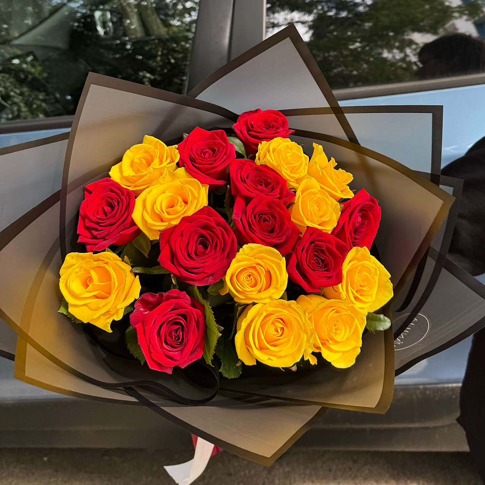 Букет из 19 желтой и красной розы  
