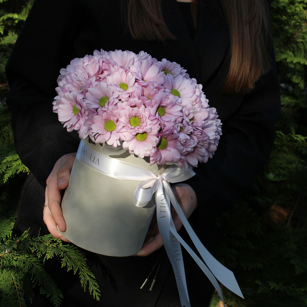 Цилиндр с нежной хризантемой