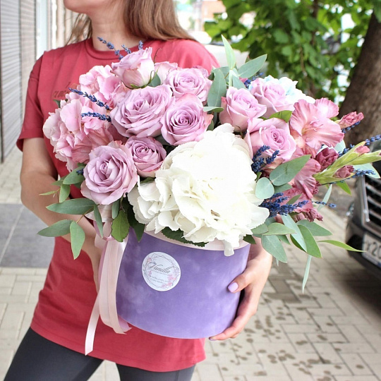 букет в коробке с розами и гортензией