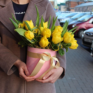 19 желтых тюльпанов в шляпной коробке