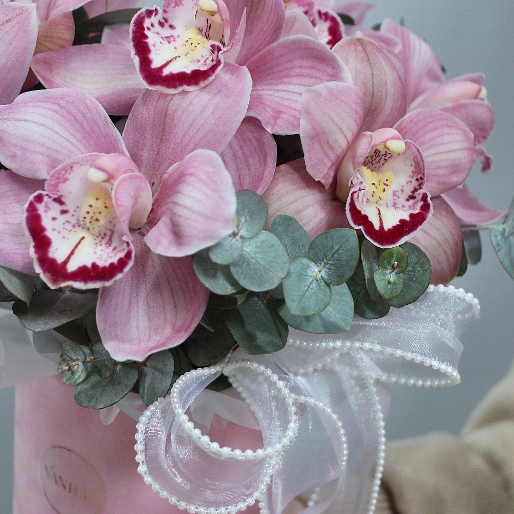 цветы в шляпной коробке "орхидея"