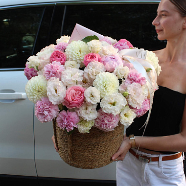 На фото Корзина с сезонными цветами микс Корзина с сезонными цветами микс