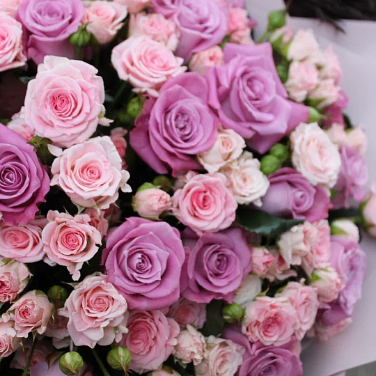 Сборный букет с кустовыми розами