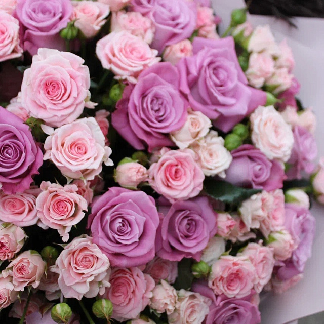 Бизнес букеты: Сборный букет с кустовыми розами