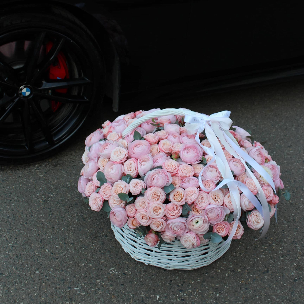 Корзина с пионовидной розой и ранункулюсами