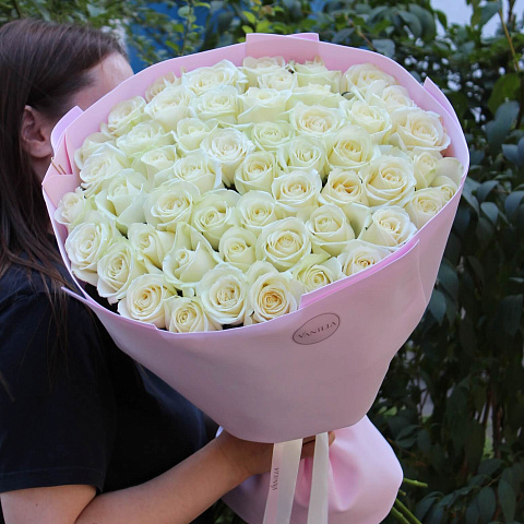 Дорогие букеты : Букет из 51 белой розы 70 см