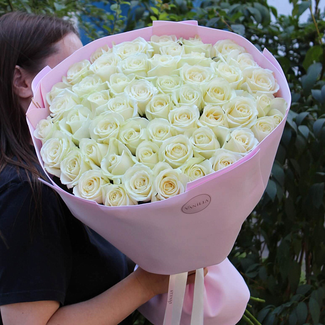 Букеты белых роз: Букет из 51 белой розы 70 см