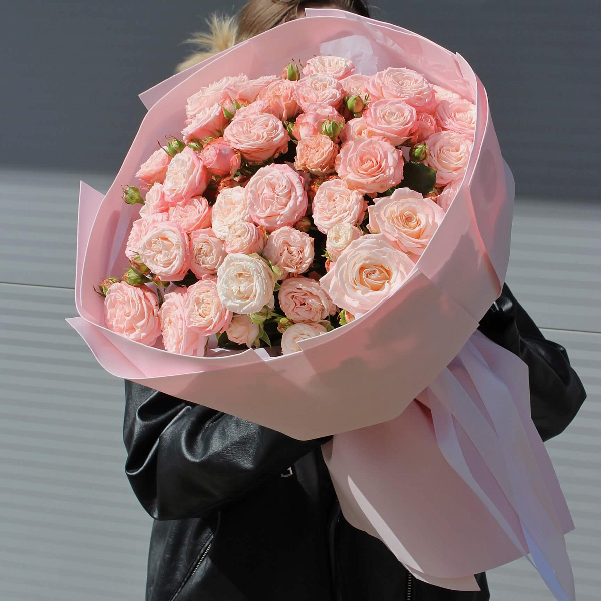 Букет из 15 веток кустовой розы