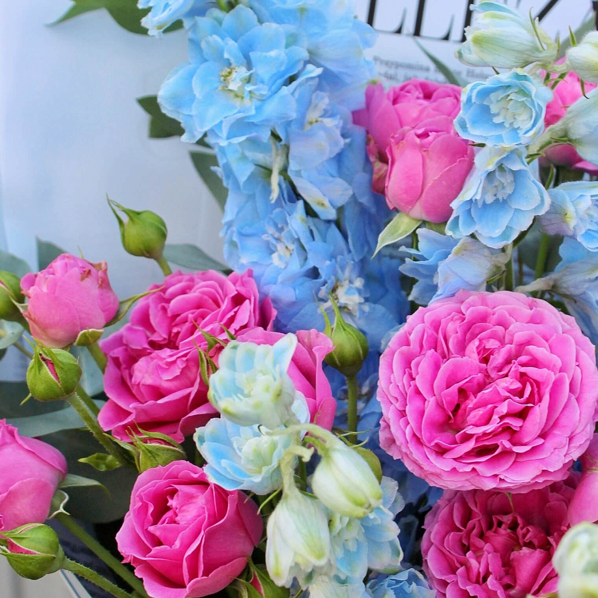 Букет микс из пионовидных роз и дельфиниума