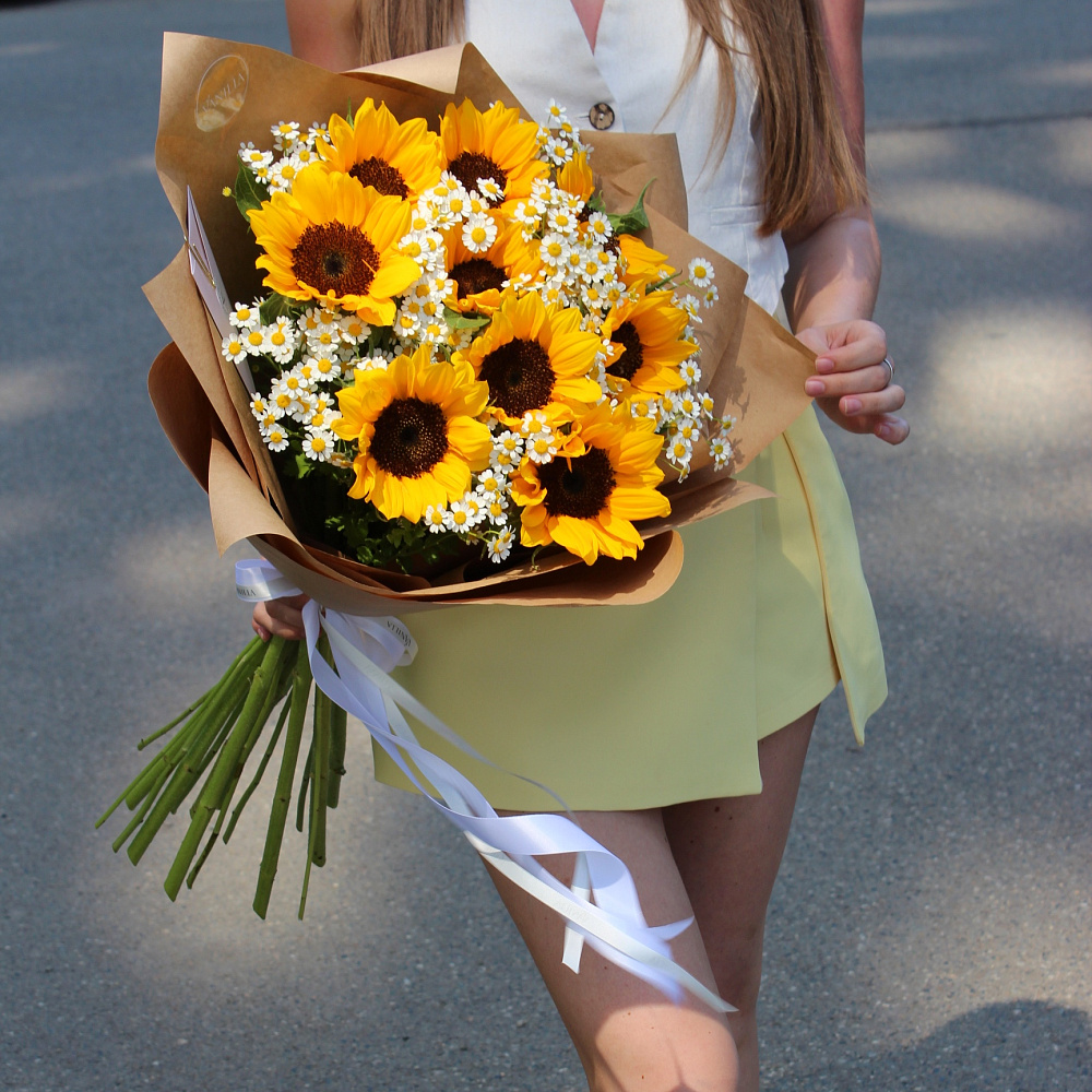 Букет из подсолнухов и ромашки