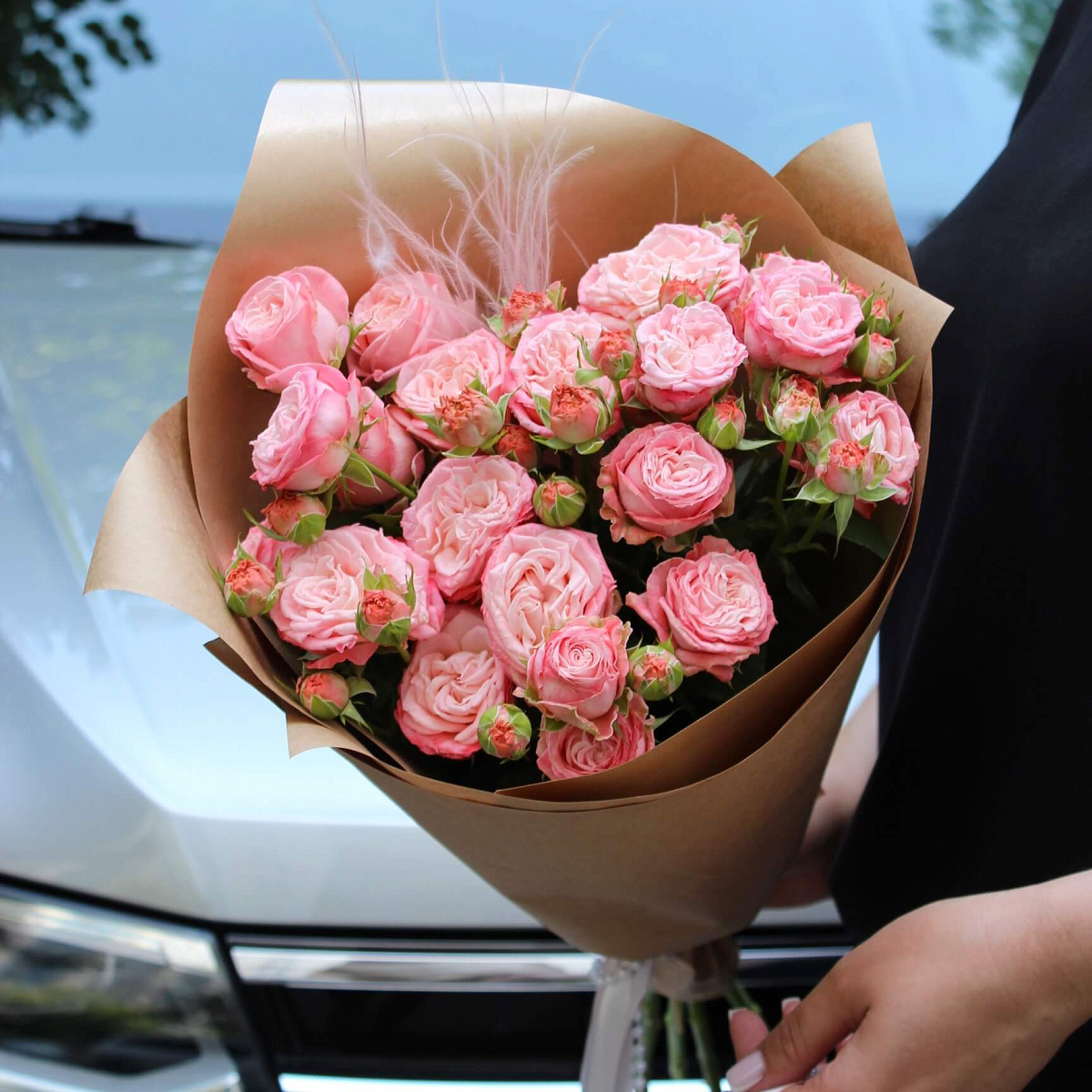 Яркий букет кустовых роз