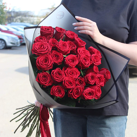 Букеты  девушке : 29 роз Red Naomi