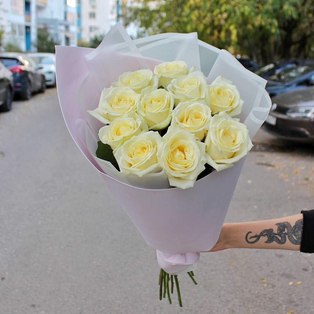 Букет из 11 белых роз Аваланж 60 см