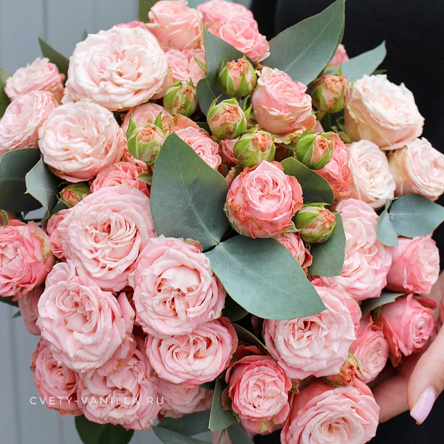 Цветы на праздник: Букет с кустовыми розами "Свадебный день"