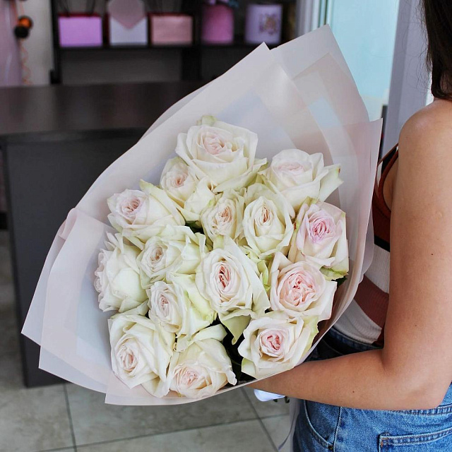 Букет из 15 белых парфюмированых роз - изображение 2