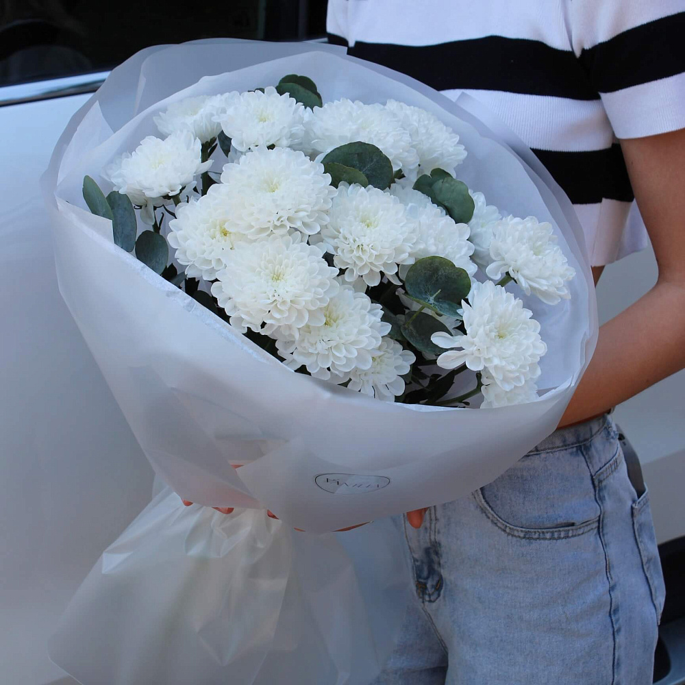 Букет из хризантем и эвкалипта