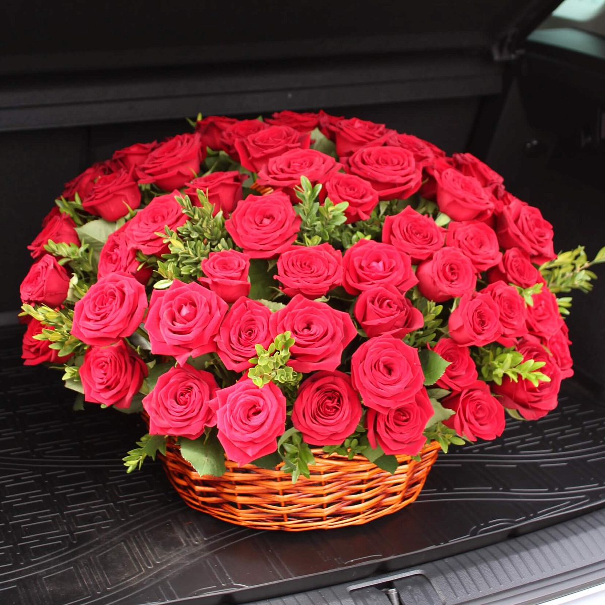 Букет из 101 розы с зеленью в корзине