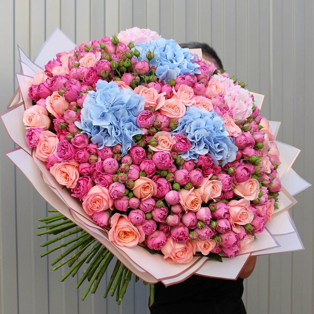 Букет из пионовидных роз и гортензии